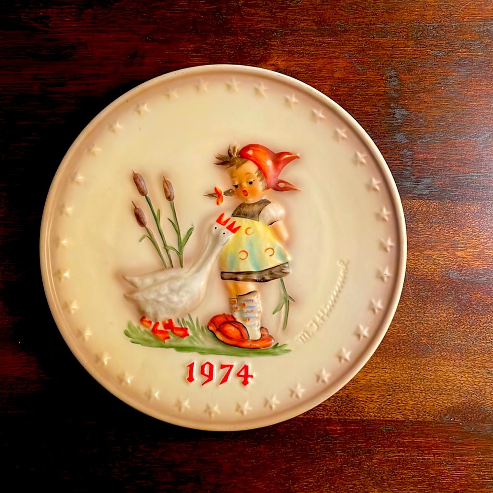 1974 M.I. Hummel Annual Plate in Bas Relief - Goebel